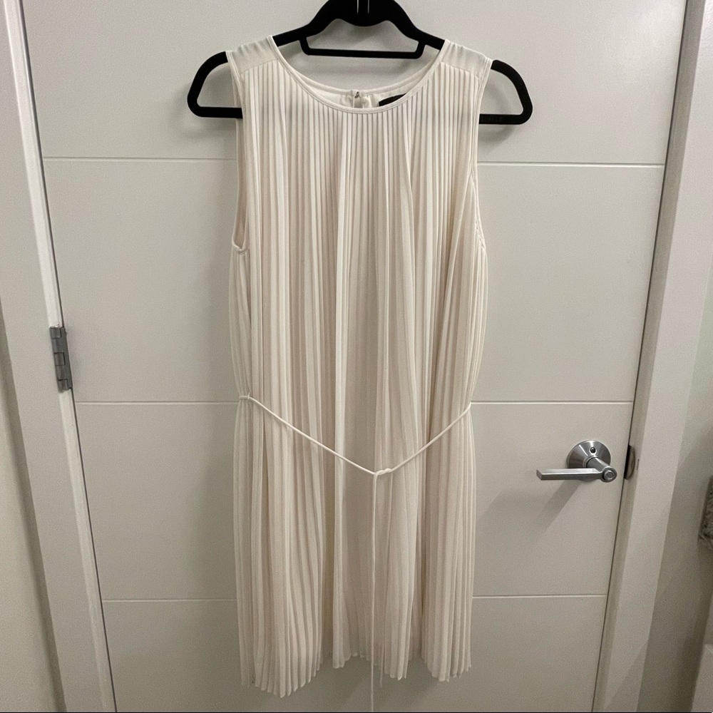 Banana republic white accordion sheath dress with tie